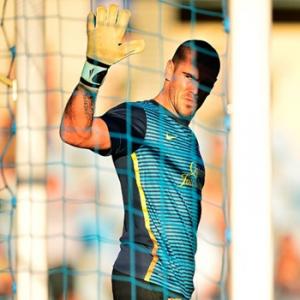 Barcelona keeper Valdes out till end of year