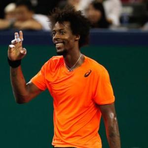 Federer dumped out of Shanghai Open by Monfils