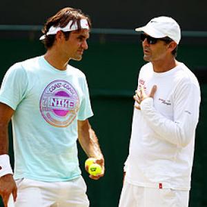 Federer looks for change, splits with coach Annacone