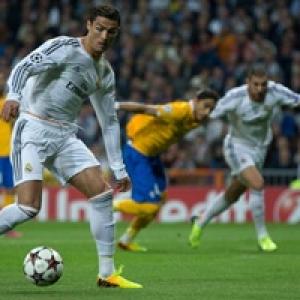 Ibrahimovic, Ronaldo shine as goals flow in Champions League