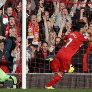 Suarez hat-trick keeps Liverpool on Arsenal's tail