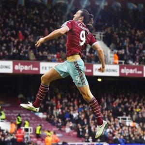EPL PHOTOS: Carroll heads West Ham to third spot, Leicester lose