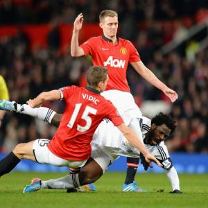 EPL PHOTOS: Moyes can smile as United sink Swansea; Chelsea on top