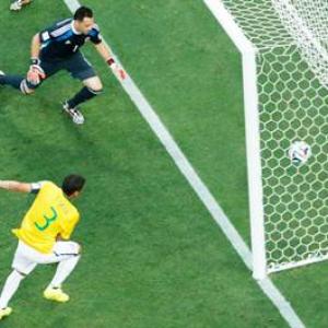 Brazil beat gritty Colombia to enter semis