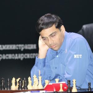 World Chess: Anand faces must-win situation against Carlsen