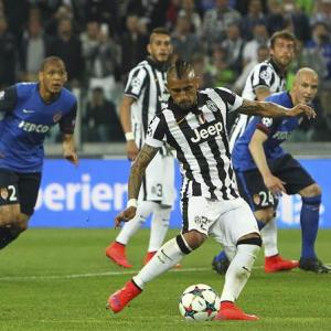 Juve edge Monaco with Vidal penalty