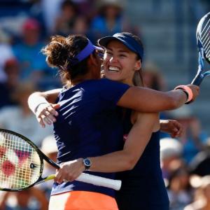 Hingis back in Fed Cup after half a lifetime away