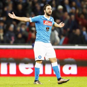 Higuain takes refined Napoli top of Serie A table