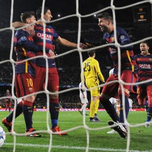 Champions League PIX: Barca drub Roma; Arsenal's hopes alive