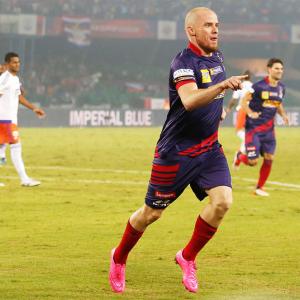 ISL: Hume 'tricks' again as ATK rout Pune 4-1 to storm into semis