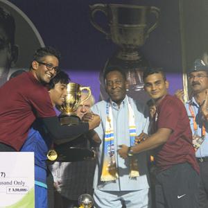 Pele mesmerises fans in Delhi, graces Subroto Cup final
