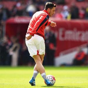 With EPL entering the business end, Ozil wants to play for the fans