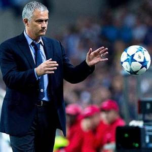 PSG approach Mourinho to replace Laurent Blanc?