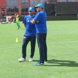 Kumble waxes lyrical about 'leader' MS Dhoni
