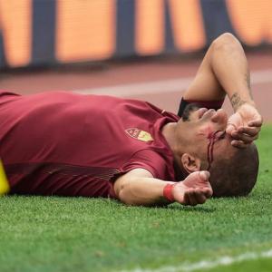 Euro football: Roma win bloody derby; Hamburg record 1st win