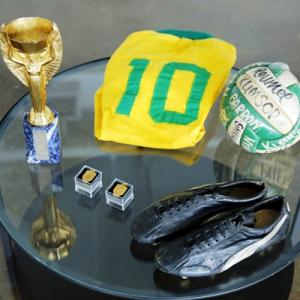 Pele to donate auction money to Santos, charity