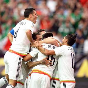 Copa America: Mexico strike late to down Uruguay in thriller