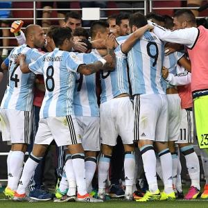Argentina, sans Messi, open Copa America account vs. Chile