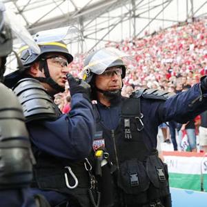 Euro: Hungarian fans and police scuffle before Iceland v Hungary game