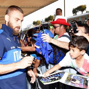 Euro 2016: Injured De Rossi set to miss quarters