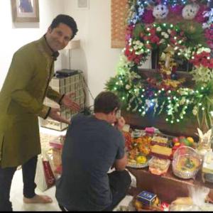 Guess who dropped by to seek Bappa's blessings at Tendulkar's...