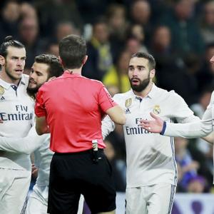 Bale says sorry after red card dents Real Madrid's title bid