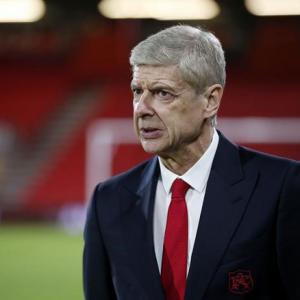 Under fire at Arsenal, Wenger linked to Barcelona move