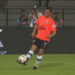 PHOTOS: Dhoni bends it like Beckham as All Hearts down All Stars