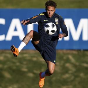 Neymar's slim shoulders carry Brazil's burden of hopes