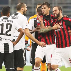 Football Extras: Higuain apologises after send-off in Milan loss