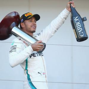 Hamilton wins in Japan; closes in on F1 title