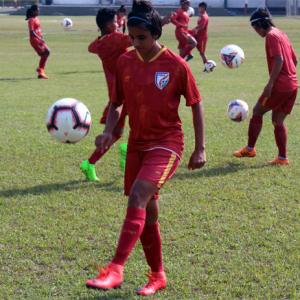 Football Extras: Indian eves win Olympic qualifier