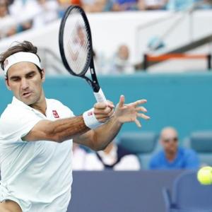 Federer eases past Medvedev into Miami quarters