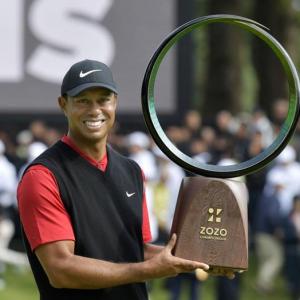 Woods wins in Japan, ties Snead for PGA Tour record