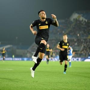 Football PIX: Inter move to top; Mueller saves Bayern