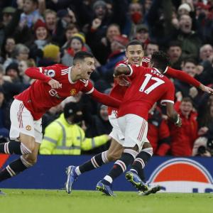 PICS: Manchester Utd edge Palace; Spurs have it easy