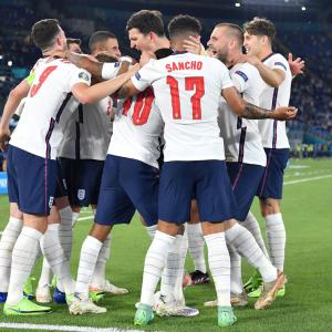 England aim for breakthrough against determined Danes