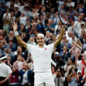 Golden oldie Federer through to 58th Slam quarters