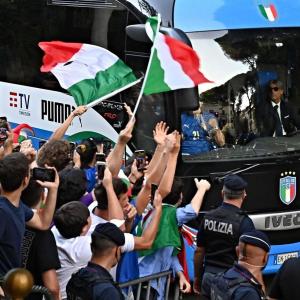 Champions Italy gets rousing welcome in Rome