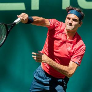 Federer wins on return to grass in Halle