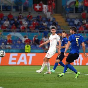 Marauding Italy first to make knockouts