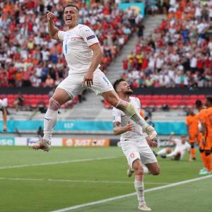 Czechs stun 10-man Netherlands to seal quarters berth