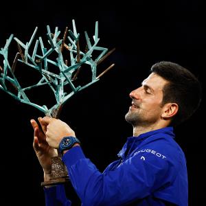 Djokovic downs Medvedev to claim Paris Masters title