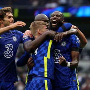 PIX: Chelsea crush Tottenham to go joint top