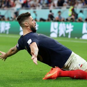 Giroud becomes France's all-time top scorer