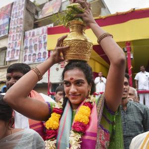 Sindhu offers prayers at Mahankali temple ahead of CWG