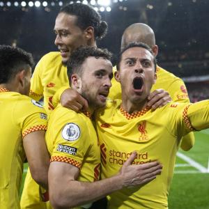 Liverpool beat Arsenal to cut City's lead; Spurs win