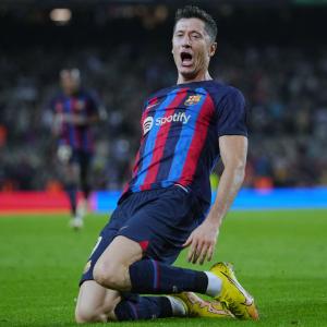 PIX: Barcelona ease past Villarreal; Arsenal sink PSV