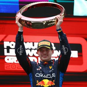 F1: Verstappen 'on another planet' with victory in China