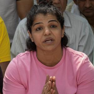Wrestlers shouldn't play in nationals by WFI: Sakshi